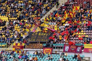 Dukla vstoupila do Chance Národní Ligy vítězně. Trenér Šustr podporoval svůj tým z kotle - Médium.cz