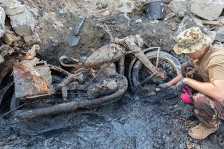 Klesající hladina Dunaje odkryla v Budapešti německý vojenský motocykl s lidskými pozůstatky - Novinky