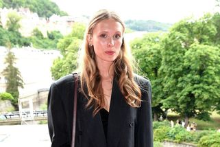 Žádná róba od návrhářů! Dcera Lindy Rybové a Davida Prachaře šaty neřešila! Krásná Josefína si je půjčila ve fundusu