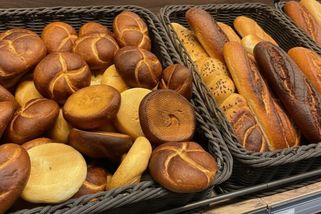Šel si stěžovat na spálené housky. To, co mu prodavačky řekly, ho donutilo vrátit se s kyticí