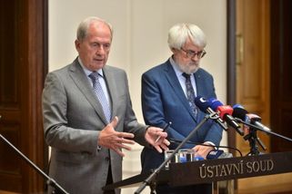 ÚS po předběžném opatření čelil kritice, vulgarismům i výhrůžkám | ČeskéNoviny.cz