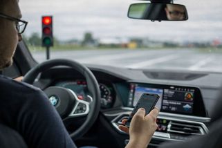 Používáte při stání na červené nebo v koloně mobil a myslíte, že je to v pohodě? Šeredně se pletete... - Garáž.cz
