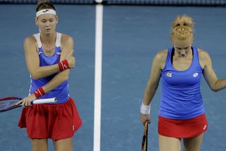 Českým tenistkám se čtyřhra vůbec nepovedla. Postup do semifinále slaví po obratu Polky - Sport.cz