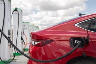 První stát v Evropě zdaní elektromobily podle ujetých kilometrů. Nahradí tak výpadek příjmů z paliv