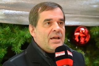 Fialo odstup: Miroslav Etzler zparodoval voliče Babiše a Okamury