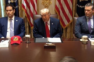 Omán se bude v Hormuzu chovat jako ostatní, jinak ho vyhodíme do povětří, pohrozil Trump - Novinky
