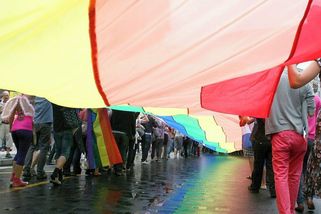 Duhové vlajky dráždí. Nenávistná hysterie kolem Prague Pride dokazuje, proč ho potřebujeme - Médium.cz