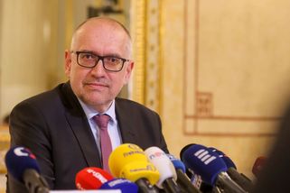 Odbory se dohodly s Bekem: Učitelům se zvýší platy o sedm procent, asistentům o dva tisíce korun - Echo24.cz