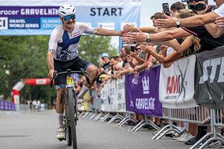 Dřina v Česku místo luxusu. Pilot F1 zazářil při cyklistickém závodě - Sport.cz