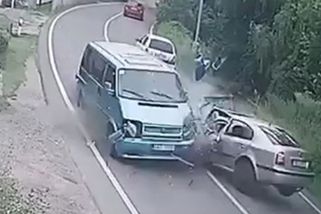 Čelní střet Octavie s dodávkou | Odchyceno na dashcam