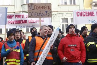 FOTO: Třetí demonstrace v řadě proti povinnému očkování, dnes před vnitrem - Novinky