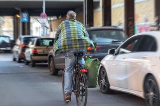 Cyklista udal řidiče policistům, tučnou pokutu dostal i on sám - Novinky