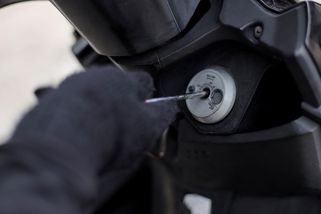 Aztécký Batman v Mexiku. Chytá v noci zloděje a přivazuje je lepicí páskou ke sloupům - Novinky