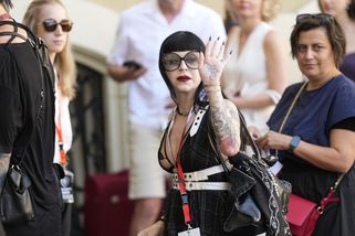 Další hollywoodská hvězda ve Varech: Slavného herce předčil obří výstřih jeho potetované snachy. O koho jde? - Super.cz