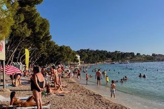 Češi v Chorvatsku našli luxusní tašku s milionem. Skončili ve vazbě - Novinky