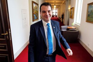 Ctnostné ženě prsy halí dlouhé vlasy: Petr Macinka se pochlubil sličnou manželkou. Fanoušci nešetří superlativy