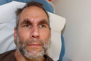 Před záchrankou v Krkonoších ležel neznámý muž. Nemluví a nemá žádné doklady - Novinky