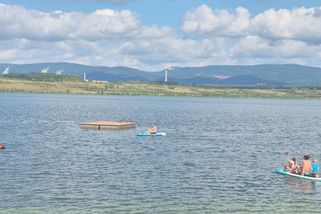 Policie na jezeře Most hledá dva ztracené muže. Okolo plavaly prázdné paddleboardy, popsal svědek - Novinky