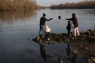 Řecká policie zachránila téměř stovku nahých a promrzlých migrantů - Novinky