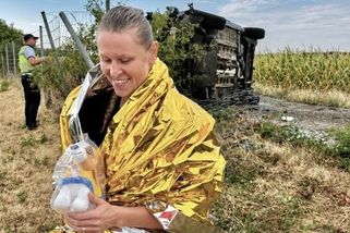 Auto na D1 u Domašova vyletělo z dálnice, na pomoc běžela jedna jediná žena. Nikdo jiný nezastavil - Novinky