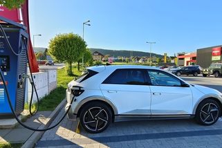 Elektromobil s dojezdem přes 3 000 kilometrů? Korejci vyvinuli baterii, která změní pravidla hry