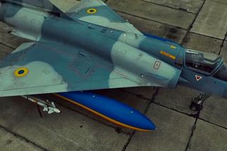 Video: Mirage 2000 letěl metr nad stromy a pak prudce stoupal. Ukrajinci poprvé bombardovali Rusy „po francouzsku“