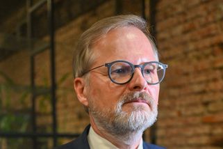 Petr Fiala terčem posměchu. Expremiér si naběhl bizárem s delfínem