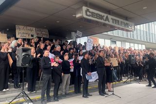 „Nebudeme mlčet.“ Zaměstnanci ČT a ČRo protestovali proti změně financování - Novinky