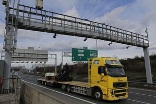 Stát vybral na mýtném přes 10 miliard, většinu zaplatili zahraniční dopravci - Novinky