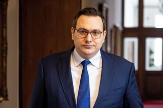 Exministr Lipavský změnil účes a nastalo peklo