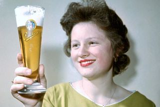 V roce 1984 zdražilo pivo prudce na 2,50 koruny za desítku. Vláda ani tehdy nepadla - Seznam Zprávy