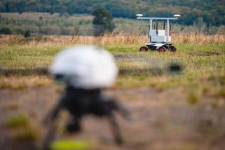 Zůna slíbil Babišovi prapor robotů - Novinky