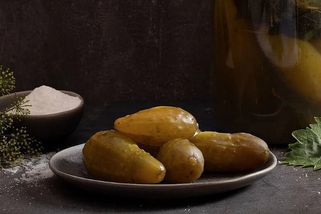 Češi dávají do okurek kopr. V Rumunsku nedají dopustit na jinou aromatickou bylinku. Výsledek je luxusní
