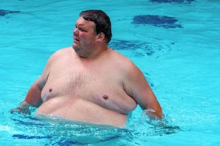 Morbidně obézní kamioňák Andrej váží neskutečných 245 kilo. Takhle vypadá svlečený!
