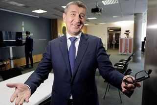 Zpáteční letenku už si nekupujte! Andrej Babiš rochnící se v moři rozpoutal peklo. Opakuje se hlavně jedna výčitka - Super.cz