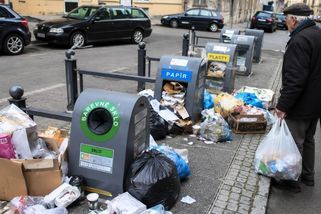 Kontejnery byly plné, tak nechal odpadky vedle. „Strážník mi řekl, že za to hrozí pokuta 50 tisíc.“
