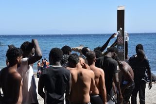Situace v Ceutě houstne. Domobrany pořádají noční hony na migranty | TN.cz