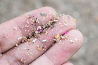 Studie: Pacienti po infarktu mají v krvi více mikroplastů a nanoplastů