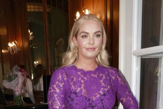 Elegantní róba, neomalené reakce. Kuchařové lidé pod fotkou gratulují k těhotenství