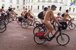 Tisíce nahých cyklistů projely Londýnem - Novinky