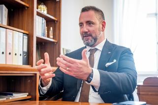 Ministr Červený se dostal do sporu s Tykačem. Chce vrátit obcím stamiliony podle původní dohody - Novinky