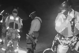 prahain.cz/krimi/video-zdrogovany-muz-chtel-skocit-z-mostu-policiste-ho-zachranili-28240.html?utm_source=www.seznam.cz&utm_medium=seznam_distribuce&utm_campaign=lide