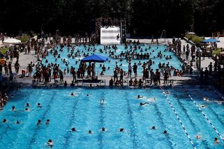 Napomenul ho, tak ho praštil lahví. Být plavčíkem na německém koupališti se stalo rizikovým povoláním - Novinky