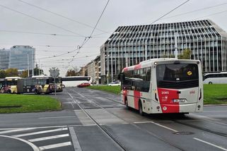 Otvírající se dveře na autobusových linkách v okolí Prahy přinesly i víc kontrol revizorů - Novinky