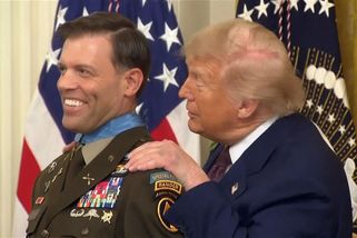 Bylo zapínání vadné? Zápas Trumpa s Medailí cti baví internet - Novinky