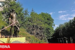 Socha pohraničníka se psem se objevila na Čerchově. Totální úlet, píšou místní