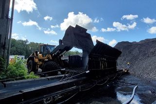 Tuny hlušiny padají do šachty. Na Karvinsku začalo zasypávání posledního činného dolu - Novinky