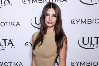 Nahá prsa a panenka u bradavky: Emily Ratajkowski šokuje novými fotkami. A píše o své roztržené vagině