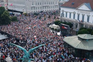 Chceme, aby se Orbán vrátil. V Budapešti protestoval několikatisícový dav - Novinky