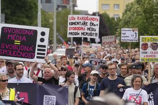 FOTO: Demonstranti vyšli bránit ČT a rozhlas - Novinky